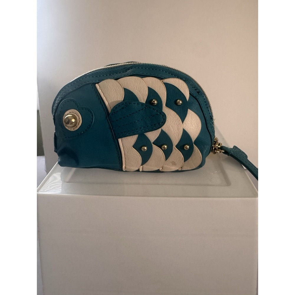 BETSEY JOHNSON Fish Wristlet Handbag Gold Hardware Turquoise White Faux Leather - Picture 4 of 7